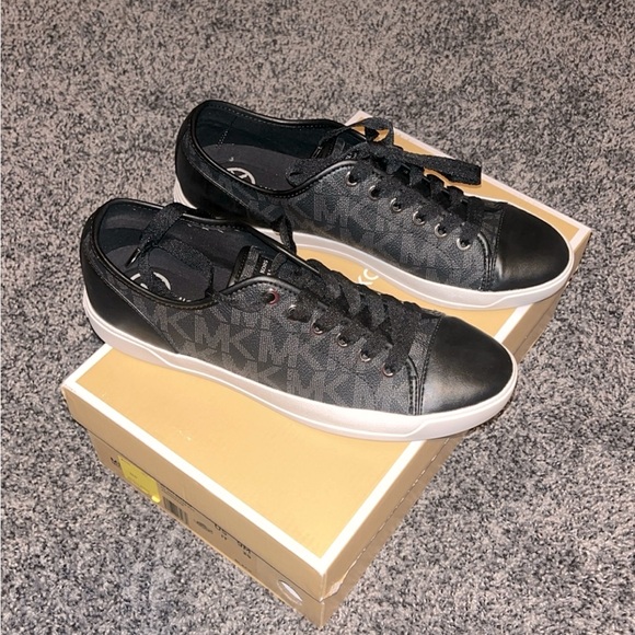 Michael Kors Sneakers - Picture 1 of 2